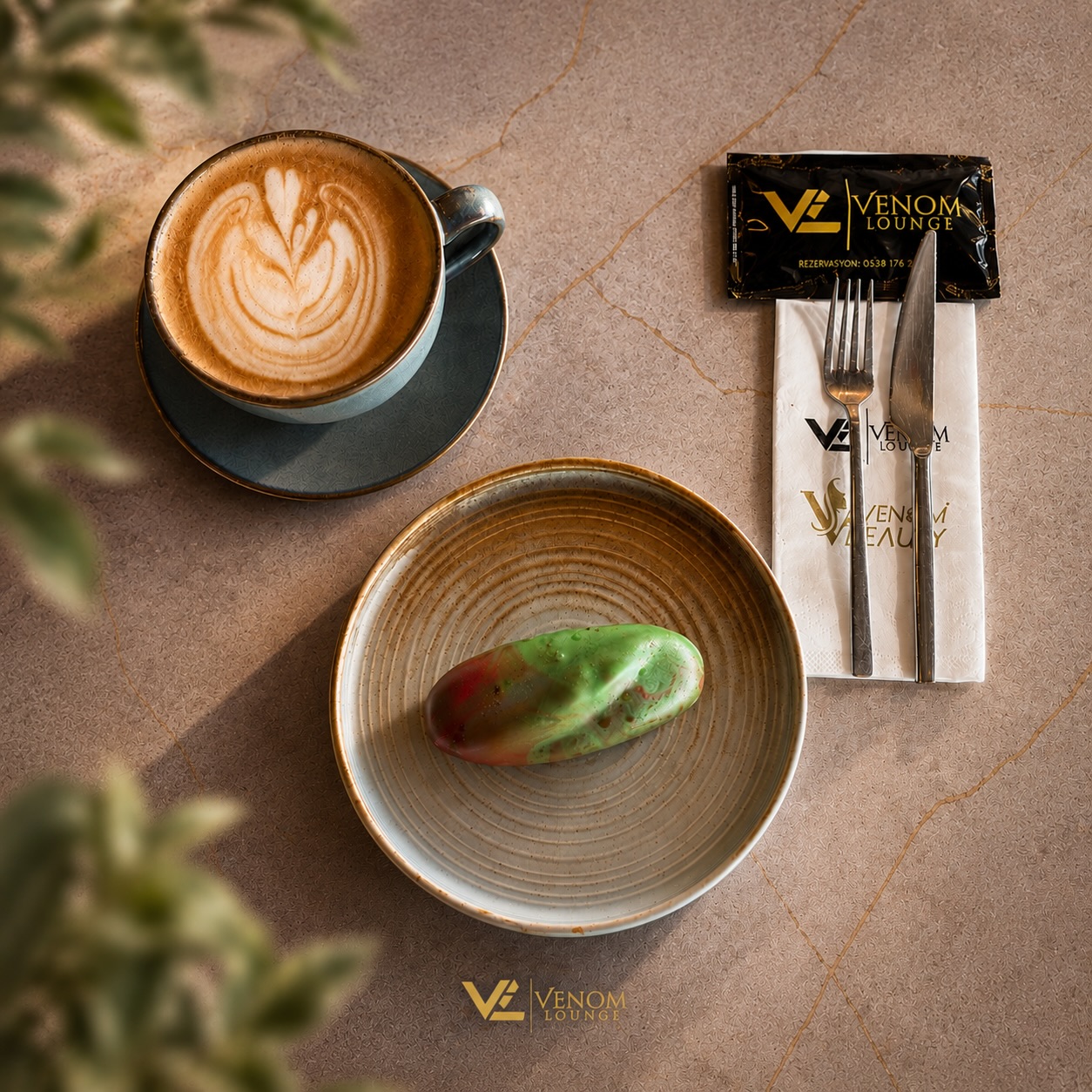 Venom Lounge kahve ve tatlı sunumu